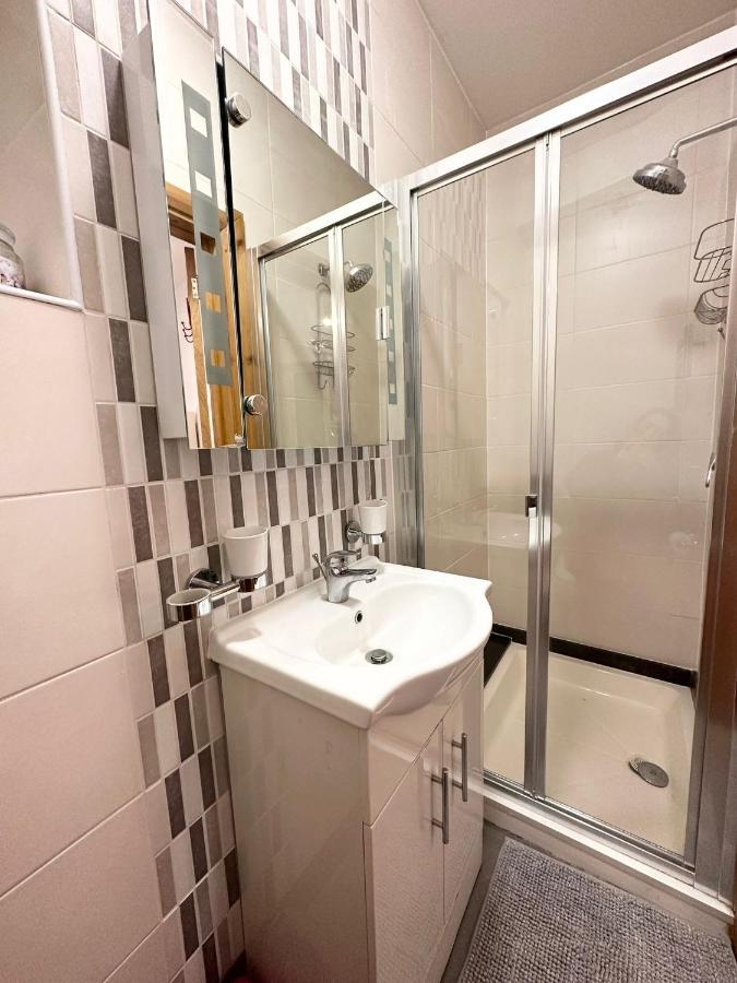 Retreat To A Stylish Ensuite In Londres Exterior foto